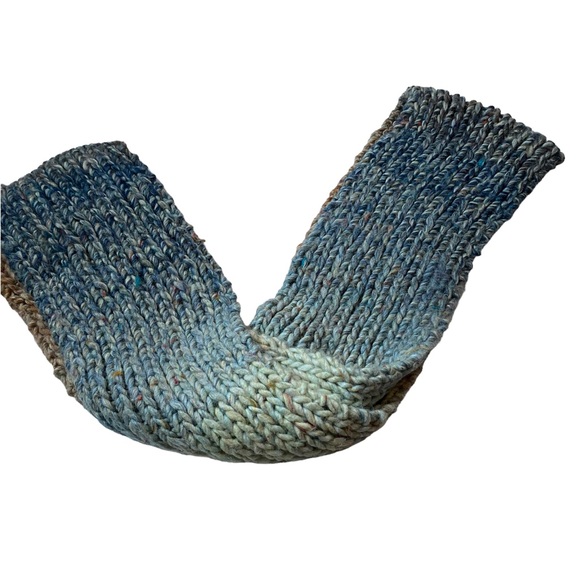 🧶🧶 BEAUTIFUL HAND KNIT SAND AND SURF SCARF. COZY AND COMFY. MAKES A GREAT GIFT - Picture 2 of 3